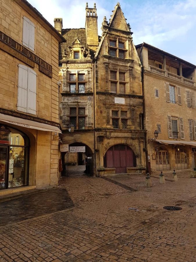 Hotel Confort Le Moulin Rouge Terrasson Bagian luar foto