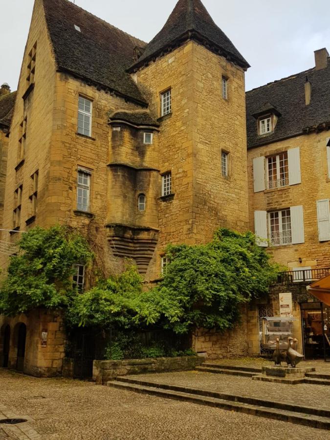 Hotel Confort Le Moulin Rouge Terrasson Bagian luar foto