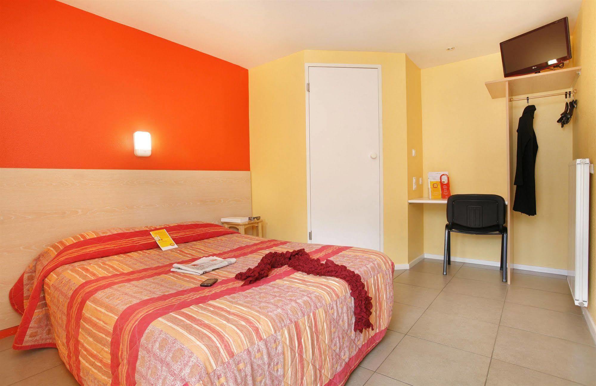 Hotel Confort Le Moulin Rouge Terrasson Bagian luar foto