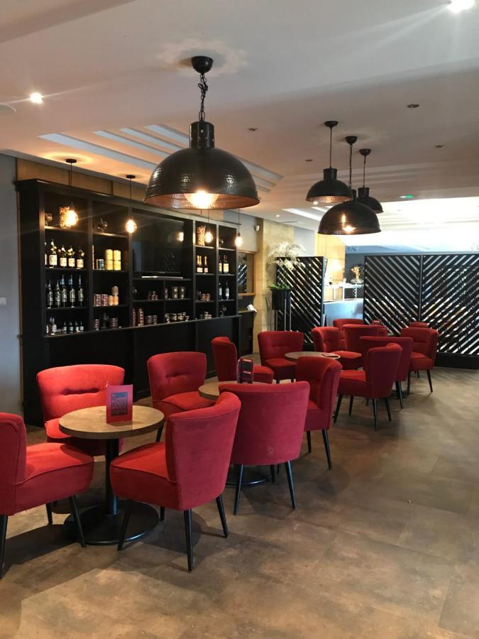 Hotel Confort Le Moulin Rouge Terrasson Bagian luar foto